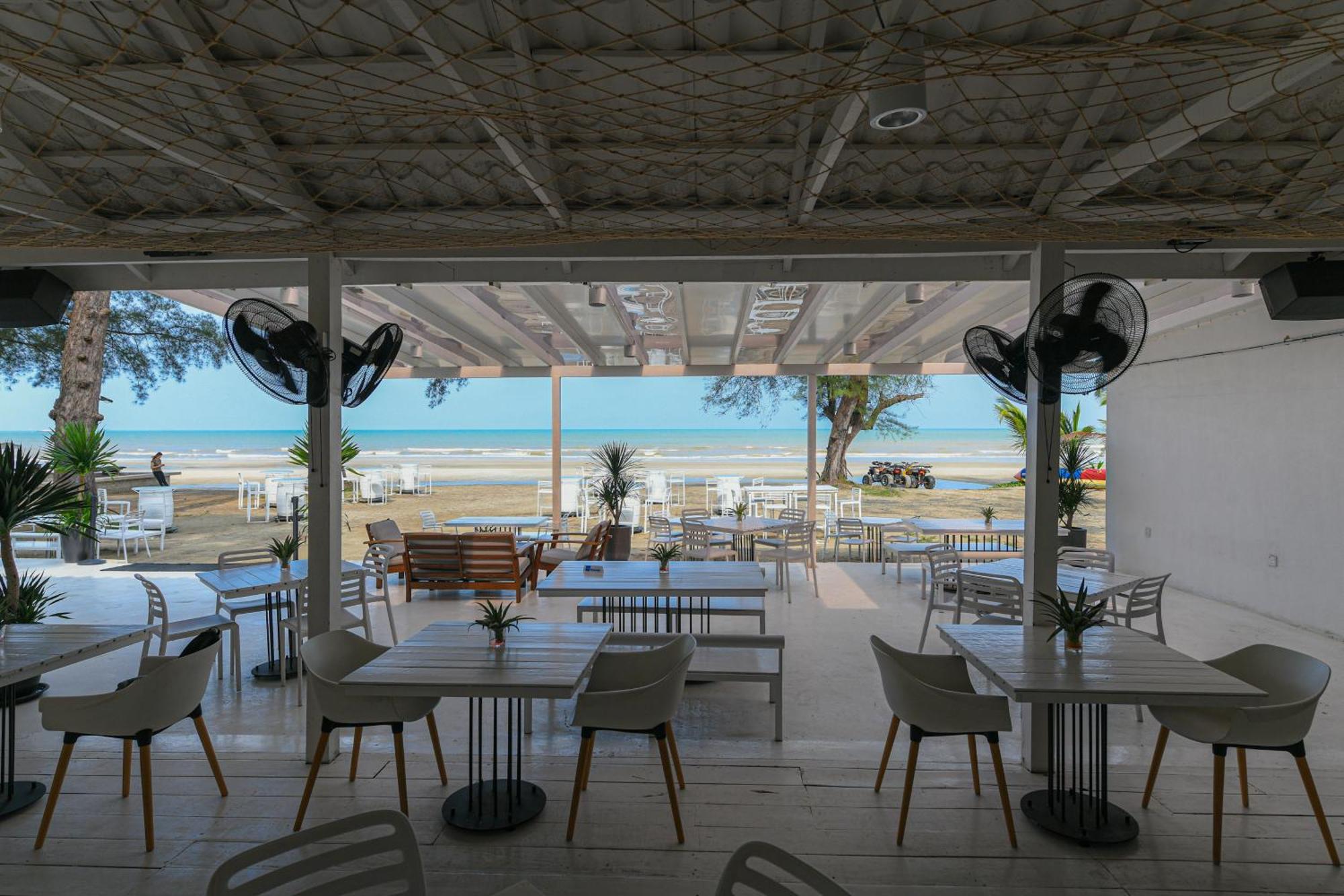 อาเดนา บีช รีสอร์ต Hotel กวนตัน ภายนอก รูปภาพ
