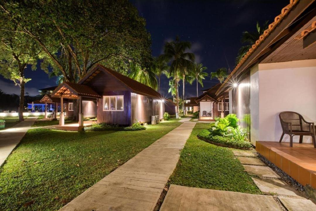 อาเดนา บีช รีสอร์ต Hotel กวนตัน ภายนอก รูปภาพ